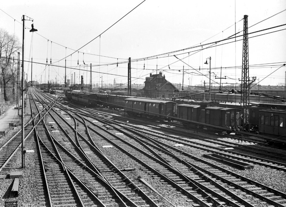 HUA-155253-Gezicht op het emplacement aan de zuidzijde van het NS station Utrecht CS te Utrecht
