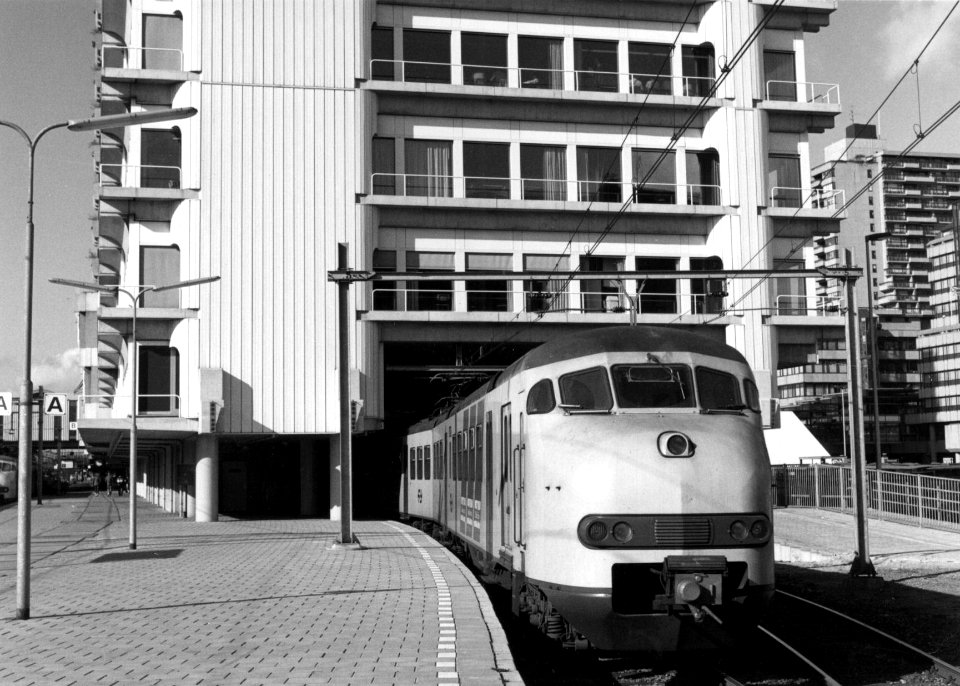 HUA-155039-Afbeelding van een electrisch treinstel mat 1964 plan V van de NS langs een perron van het NS station Utrecht CS te Utrecht