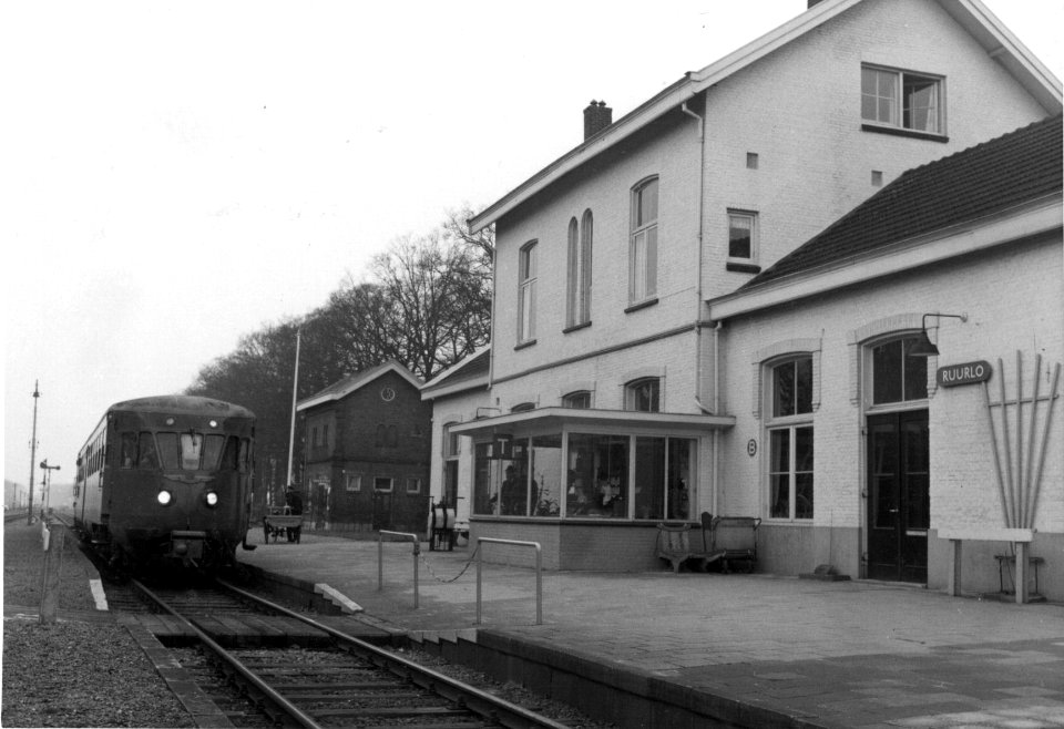 HUA-155016-Afbeelding van een diesel-electrisch motorrijtuig DE 1 ("Blauwe Engel") van de N.S. langs het perron van het N.S.-station Ruurlo te Ruurlo