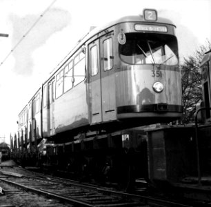 HUA-154100-Afbeelding van het vervoer van een tram voor de R.E.T. te Rotterdam op rongenwagens van de N.S. bij Werkspoor te Utrecht