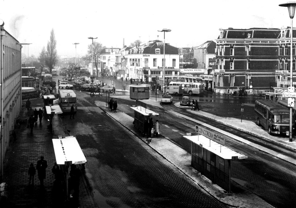 HUA-154443-Gezicht op het Stationsplein te Utrecht vanaf de Traverse