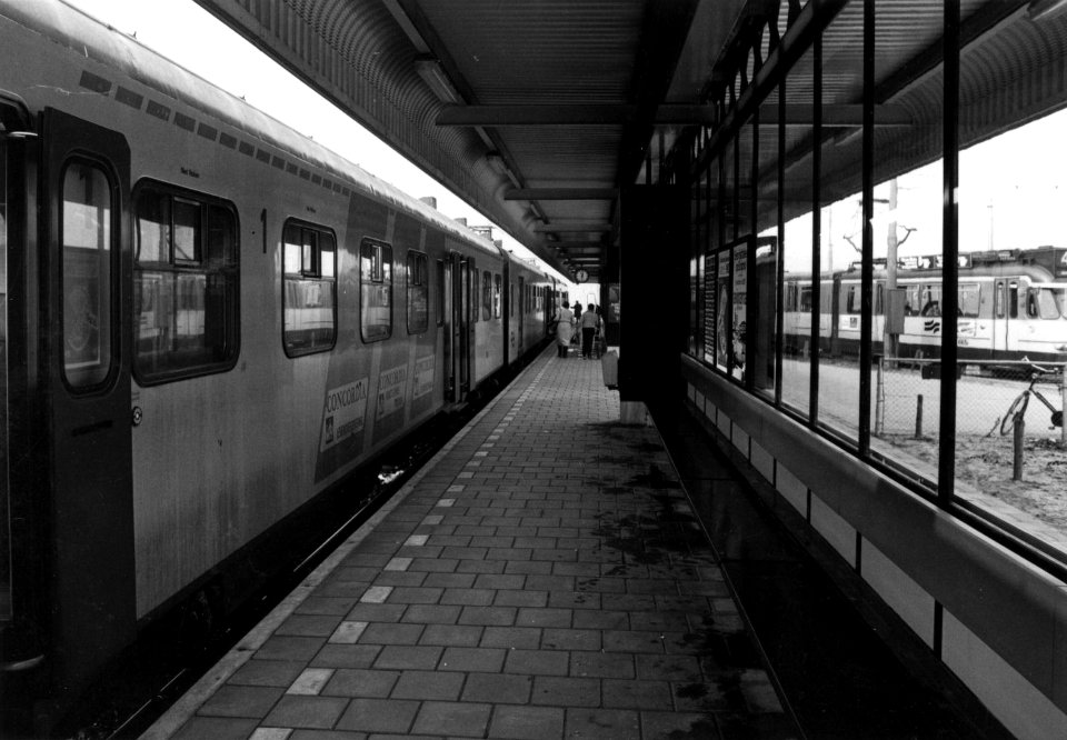 HUA-155059-Gezicht op het perron van het N.S.-station Amsterdam RAI te Amsterdam met langs het perron het electrische treinstel nr. 512 (mat. 1964, plan T) van de N.S