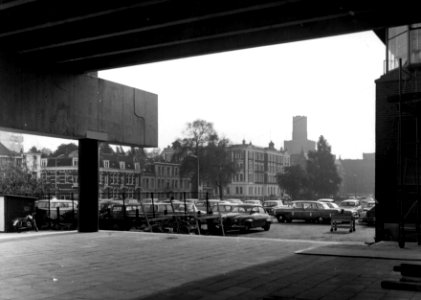 HUA-154437-Gezicht vanuit de Traverse op het parkeerterrein aan de Moreelselaan te Utrecht voormalig terrein van Van Gend Loos met op de achtergrond de Administr