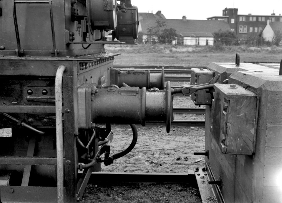 HUA-155282-Afbeelding van een betonnen stootjuk op het emplacement te 's-Hertogenbosch