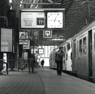 HUA-155047-Gezicht op het 5e perron van het N.S.-station Amsterdam C.S. te Amsterdam met electrische treinstellen mat. 1954 van de N.S