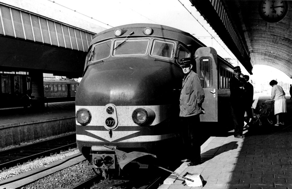 HUA-155010-Afbeelding van het electrische treinstel nr 377 mat 1954 plan Q van de NS langs een perron van het NS station Rotterdam CS te Rotterdam met rechts een