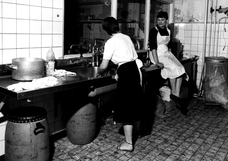 HUA-154396-Interieur van de keuken in het Hoofdgebouw III (HGB III, Moreelsepark) van de N.S. te Utrecht- spoelkeuken