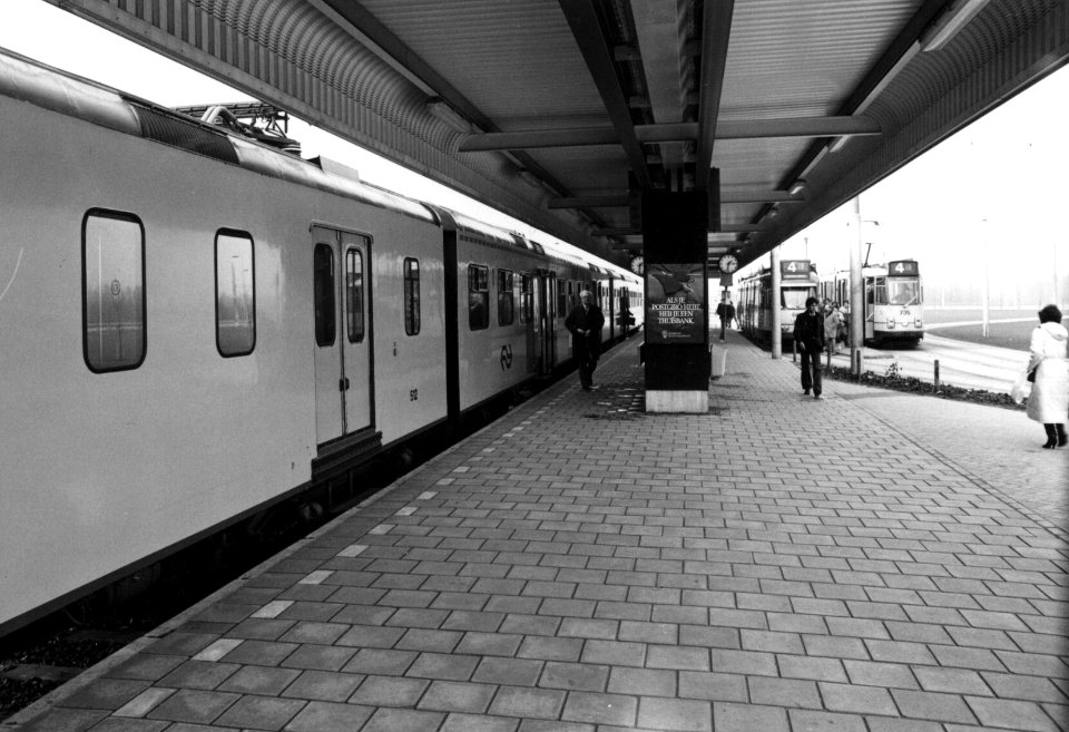 HUA-155060-Gezicht op het perron van het N.S.-station Amsterdam RAI te Amsterdam met langs het perron het electrische treinstel nr. 512 (mat. 1964, plan T) van de N.S. en rechts de G.V.B.-trams nrs. 665 en 735