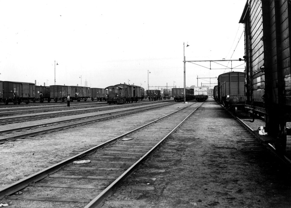 HUA-154777-Gezicht op het rangeerterrein van de N.S. te Amersfoort vanuit het westen