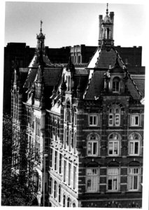 HUA-154375-Gezicht op het bovenste deel van de voor- en zijgevel van het Hoofdgebouw II (HGB II) van de N.S. te Utrecht, met op de achtergrond een gedeelte van het Hoofdgebouw III (HGB III, Moreelsepark)