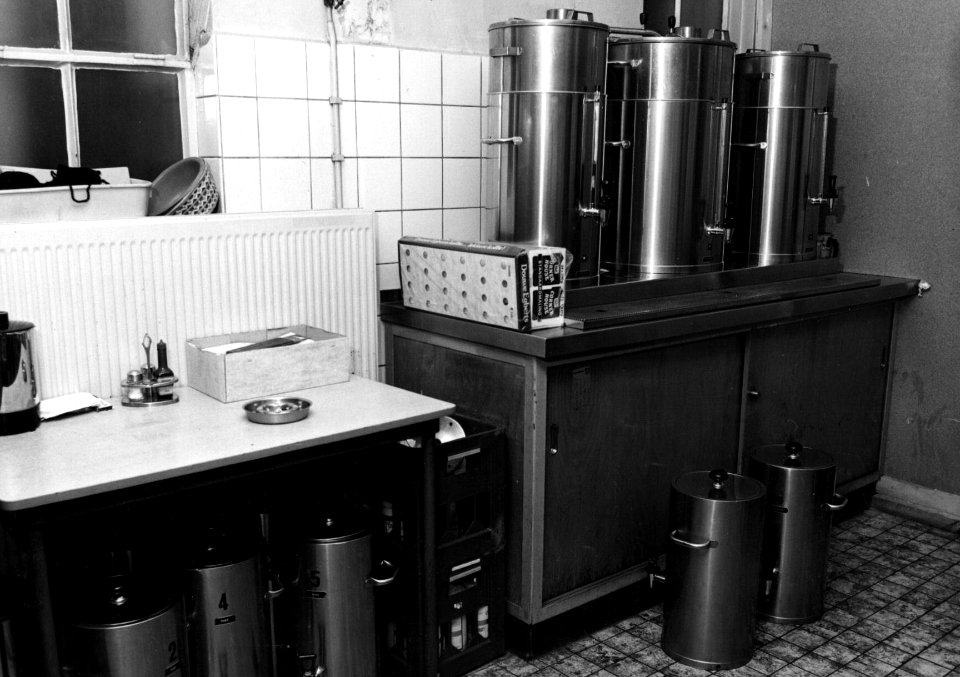 HUA-154394-Interieur van de keuken van het Hoofdgebouw III (HGB III, Moreelsepark) van de N.S. te Utrecht- koffiezetmachines