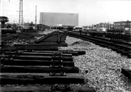 HUA-154407-Gezicht op het in aanbouw zijnde nieuwe emplacement bij het N.S.-station Den Haag C.S. te Den Haag. Op de achtergrond staat het nieuwe stationsgebouw en links het oude station Den Haag S.S