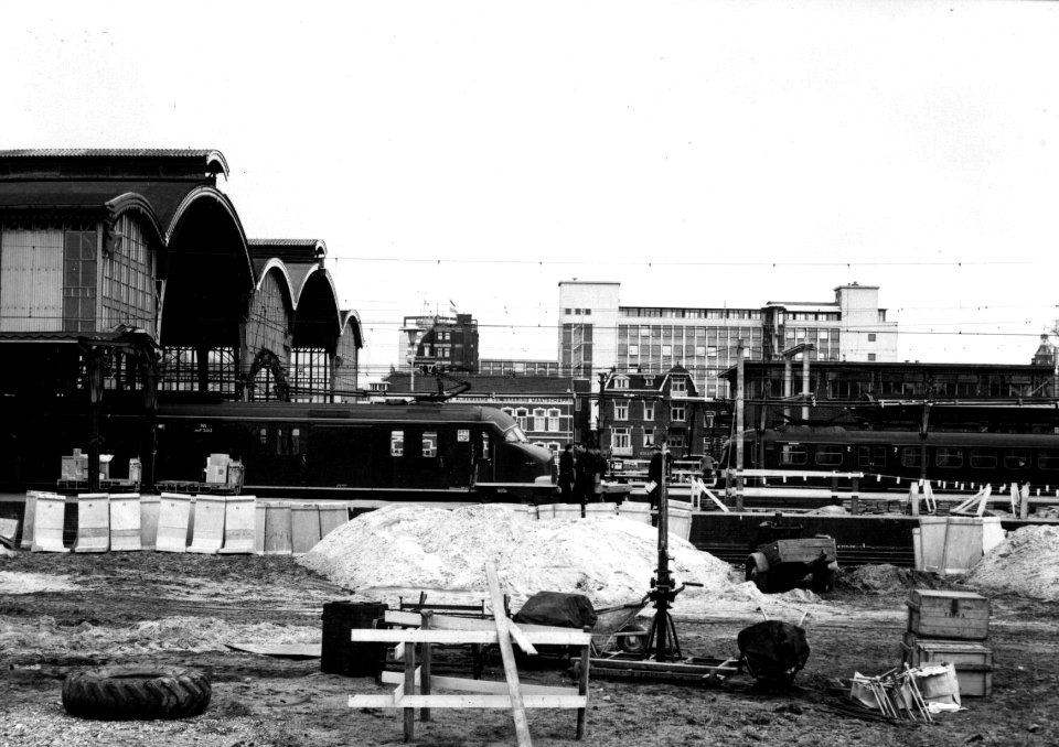 HUA-154421-Gezicht op de werkzaamheden aan het N.S.-station Utrecht C.S. te Utrecht ten behoeve van de bouw van de Traverse over het station