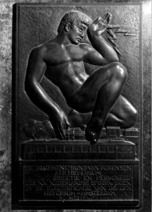 HUA-154028-Afbeelding van de door Joop Hekman vervaardigde plaquette in de stationshal van het N.S.-station Hilversum, aangeboden door de Algemene Bond van Forensen, afd. Hilversum, ter gelegenheid van de electr