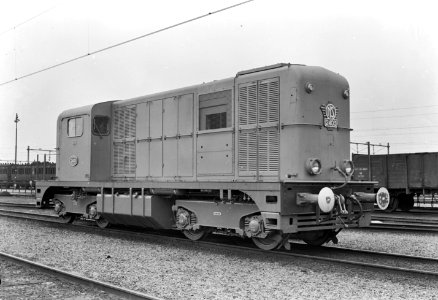 HUA-154292-Afbeelding van de diesel-electrische locomotief nr. 2403 (serie 2400-2500) van de N.S. te Eindhoven