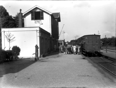 HUA-154614-Gezicht op het N.S.-station Epe te Epe met de stoomtrein naar Zwolle