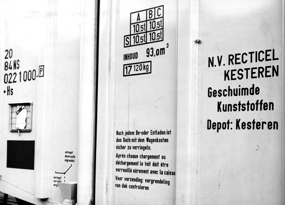 HUA-154139-Afbeelding van de opschriften op de zijwand van een perswagen van de N.S. voor het vervoer van schuimrubber te Kesteren