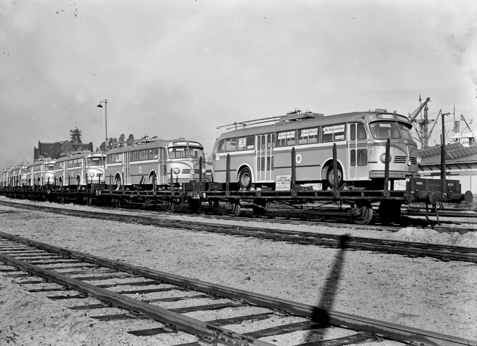 HUA-154077-Afbeelding van Duitse rongenwagens beladen met Mercedes-Benz trolleybusen (bestemming Argentinië) op het emplacement Amsterdam Rietlanden te Amsterdam