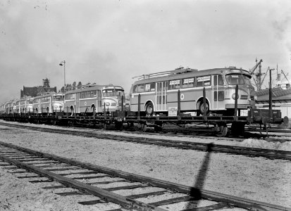 HUA-154077-Afbeelding van Duitse rongenwagens beladen met Mercedes-Benz trolleybusen (bestemming Argentinië) op het emplacement Amsterdam Rietlanden te Amsterdam