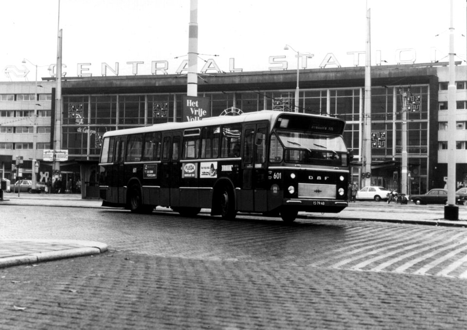 HUA-154230-Afbeelding van de DAF stadsbus nr. 601 van de R.E.T. voor het Centraal Station te Rotterdam