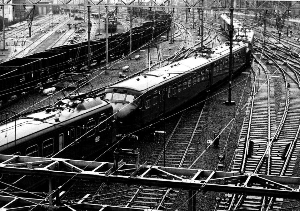 HUA-154807-Afbeelding van een trein bestaande uit electrische treinstellen mat. 1954 van de N.S. op het emplacement Westelijk Eiland bij het N.S.-station Amsterdam C.S. te Amsterdam