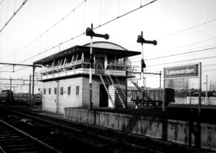 HUA-154724-Afbeelding van het seinhuis bij het NS station Leeuwarden te Leeuwarden