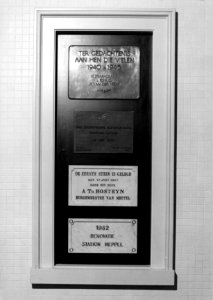 HUA-154046-Afbeelding van diverse plaquettes in het N.S.-station Meppel te Meppel- het gedenkteken ter nagedachtenis aan de tijdens de oorlog 1940-1945 gevallen personeelsleden van de N.S. te Meppel (H. Braamska