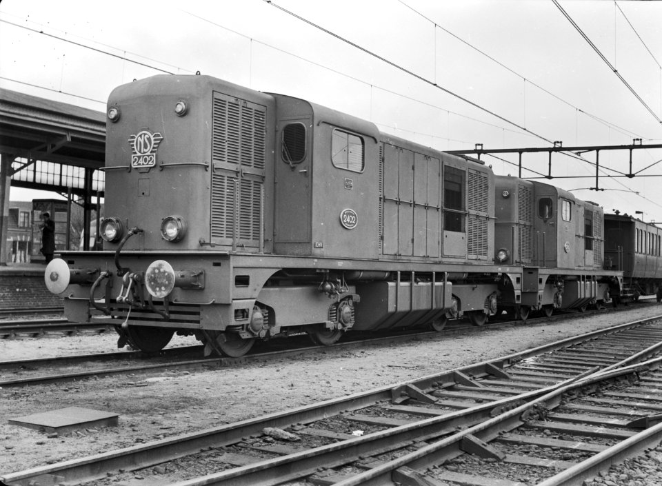 HUA-154296-Afbeelding van de diesel-electrische locomotieven nrs. 2402 en 2401 (serie 2400-2500) van de N.S. met een rijtuig tijdens een proefrit te Almelo