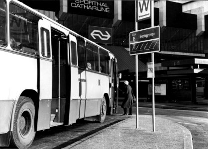 HUA-154239-Afbeelding van een autobus van Westnederland als lijn 5 naar Bodegraven op het Jaarbeursplein te Utrecht