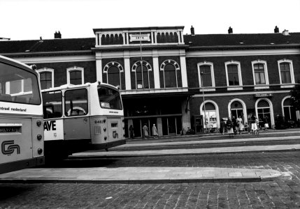 HUA-155982-Gezicht op het N.S.-station Hilversum te Hilversum met links op de voorgrond enkele streekbussen van C.N. (Centraal Nederland) photo