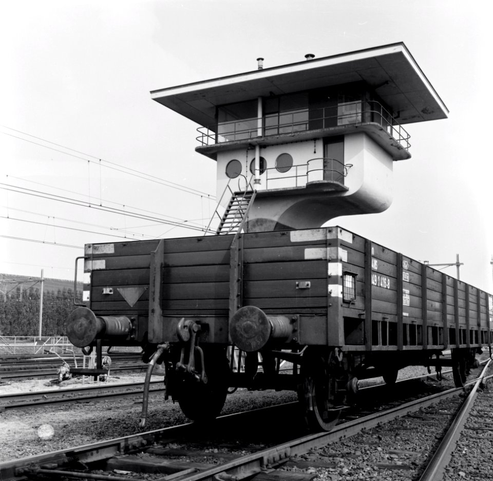 HUA-154768-Gezicht op "de hoge post" aan de zuidzijde van het N.S.-station Utrecht C.S. te Utrecht. N.B. De "hoge post" is in 1938 gebouwd als seinhuis Post R, maar nooit als zodanig in gebruik genomen. Het sein