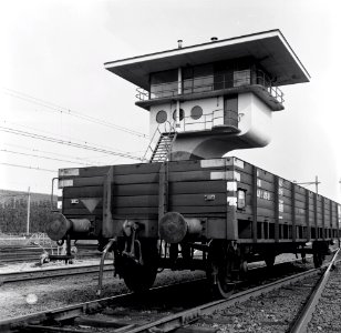 HUA-154768-Gezicht op "de hoge post" aan de zuidzijde van het N.S.-station Utrecht C.S. te Utrecht. N.B. De "hoge post" is in 1938 gebouwd als seinhuis Post R, maar nooit als zodanig in gebruik genomen. Het sein