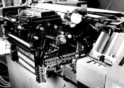 HUA-154319-Afbeelding van een schrijfwerk tabulator, gekoppeld aan de computer Bull in het Hoofdgebouw (HGB) van de N.S. te Utrecht
