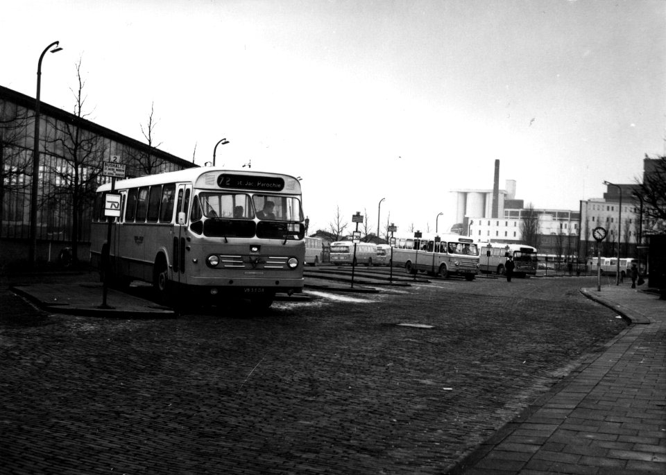 HUA-154170-Gezicht op het autobusstation te Leeuwarden met vooraan een Leyland-Verheul streekbus van de N.T.M. als lijn 72 naar St. Jacobiparochie