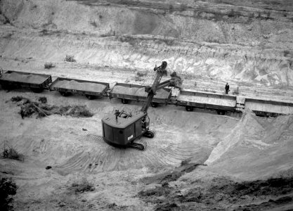 HUA-154251-Afbeelding van het beladen van open wagens van de N.S. met zand bij Zanderij Maarn te Maarn