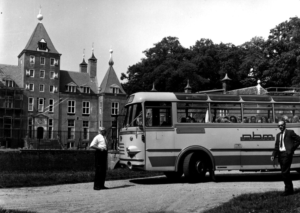 HUA-154188-Afbeelding van een Leyland autobus van de N.B.M. tijdens een dagtocht bij het Kasteel Renswoude te Renswoude