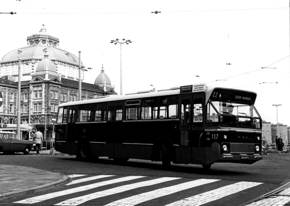 HUA-154232-Afbeelding van de DAF stadsbus nr. 117 van de H.T.M. voor het Kurhaus te Scheveningen