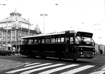 HUA-154232-Afbeelding van de DAF stadsbus nr. 117 van de H.T.M. voor het Kurhaus te Scheveningen