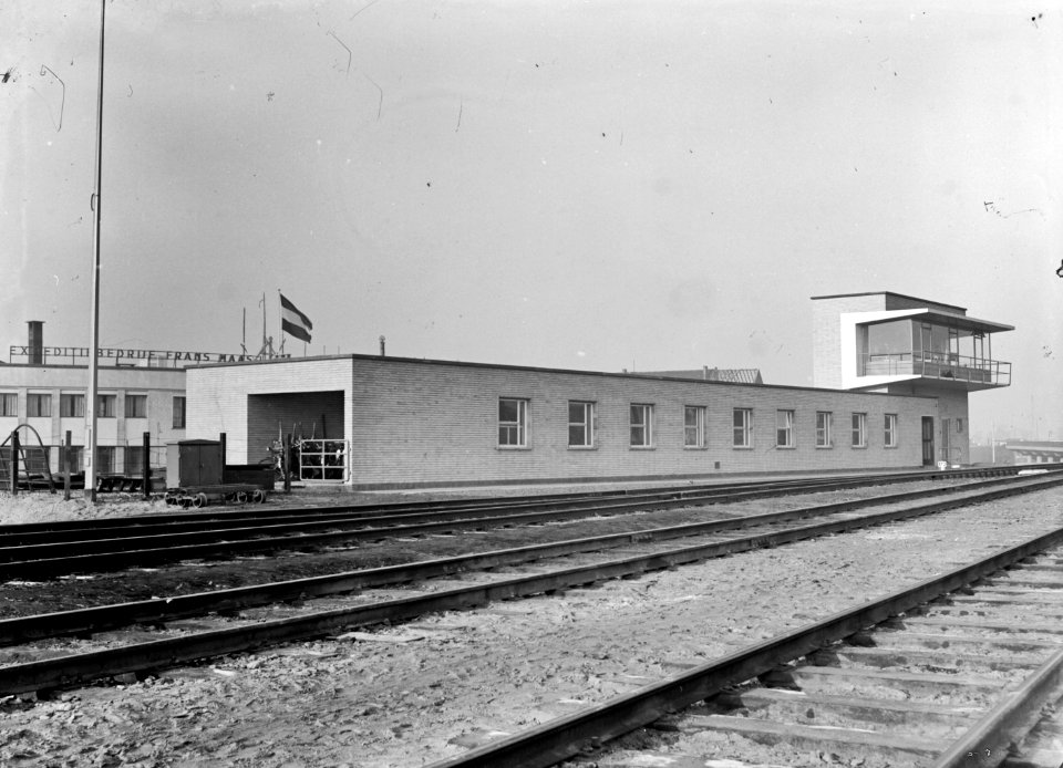 HUA-154746-Afbeelding van het seinhuis bij het NS station Venlo te Venlo