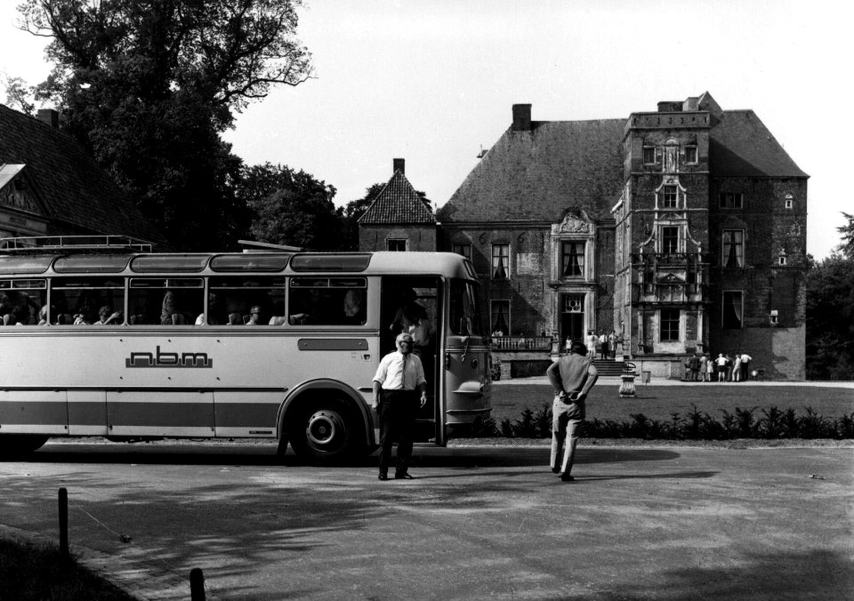 HUA-154182-Afbeelding van een Leyland autobus van de N.B.M. tijdens een dagtocht bij Kasteel Cannenburch te Vaassen