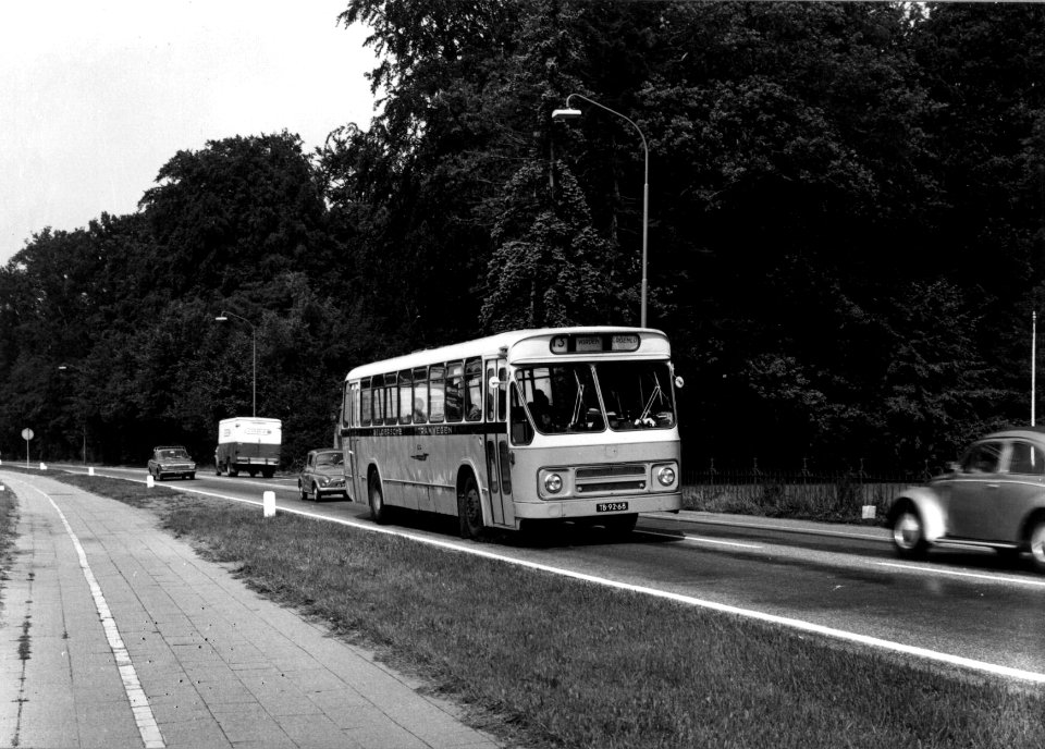 HUA-154223-Afbeelding van de Verheul streekbus nr. 615 van de G.T.W. als lijn 13 van Zutphen naar Groenlo nabij Warnsveld