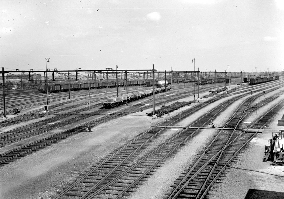 HUA-154793-Gezicht op het rangeerterrein Watergraafsmeer van de N.S. te Amsterdam vanuit het zuidwesten