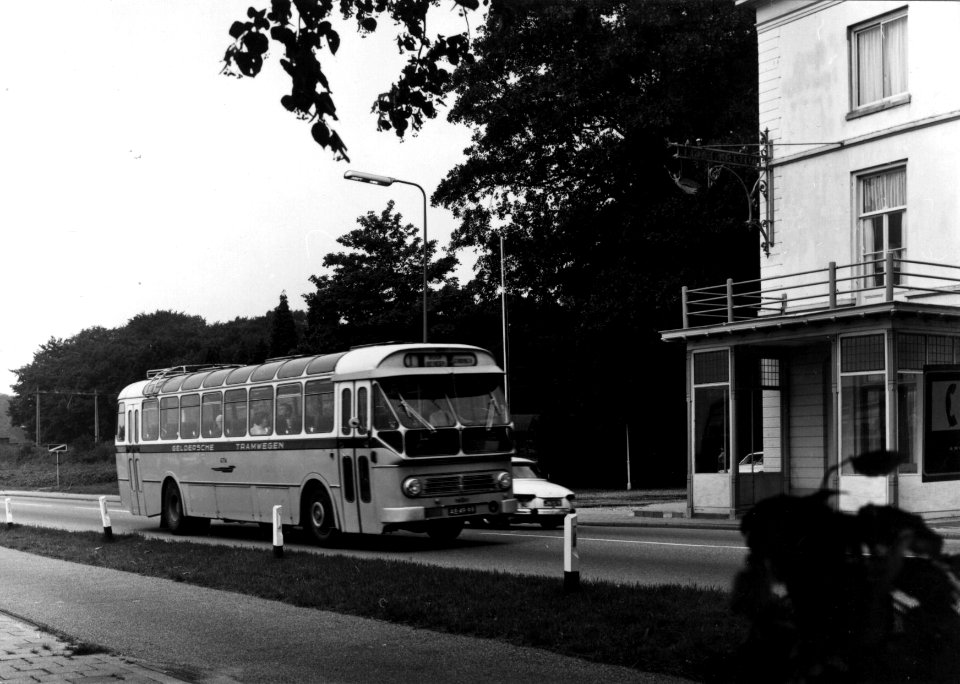 HUA-154176-Afbeelding van een Leyland Den Oudsten autobus van de GTW als lijn 1 van Arnhem naar Gendringen bij Hotel De Engel te De Steeg