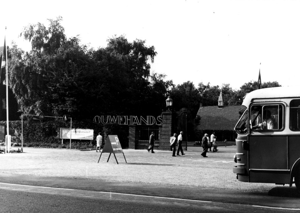 HUA-154219-Afbeelding van een autobus van de N.B.M. tijdens een dagtocht bij de ingang van Ouwehands Dierenpark te Rhenen