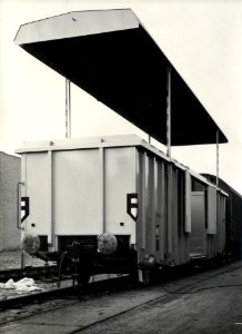 HUA-154128-Afbeelding van een perswagen van de NS voor het vervoer van schuimrubber te Kesteren met geopend dak