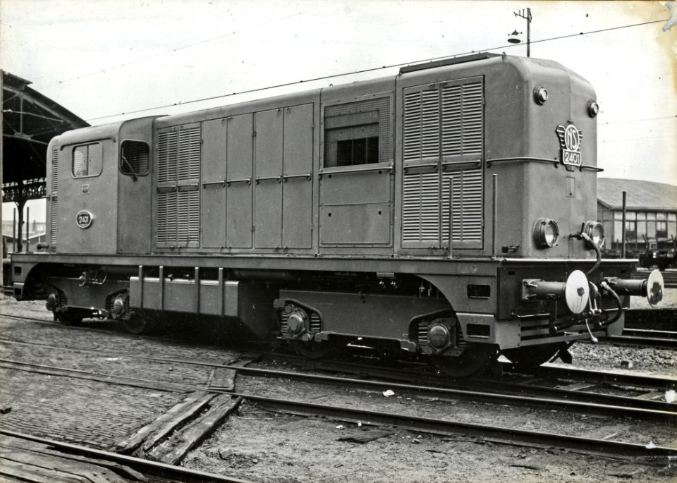 HUA-154294-Afbeelding van de diesel-electrische locomotief nr. 2401 (serie 2400-2500) van de N.S. bij het N.S.-station Utrecht Maliebaan