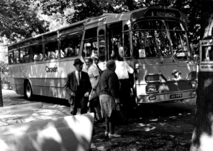 HUA-154187-Afbeelding van een Leyland autobus van de NBM tijdens een dagtocht op een parkeerplaats
