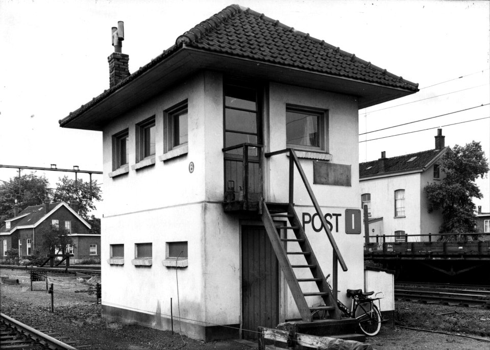 HUA-154702-Afbeelding van het seinhuis Post I bij het N.S.-station Boxtel te Boxtel