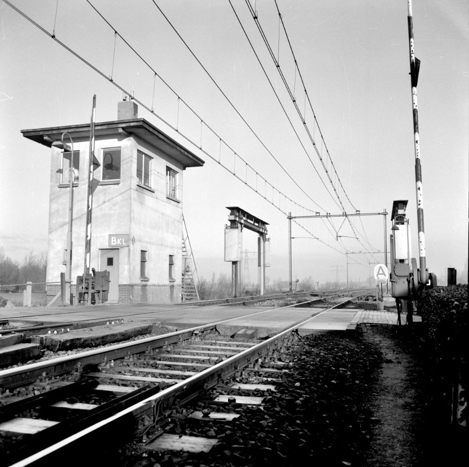 HUA-154699-Gezicht op het seinhuis annex brugpost bij de hefbrug over de Kerkvaart te Breukelen
