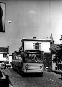 HUA-154166-Afbeelding van een Leyland-Den Oudsten streekbus van Westnederland als lijn 5 naar Utrecht op de brug over de Oude Rijn te Harmelen